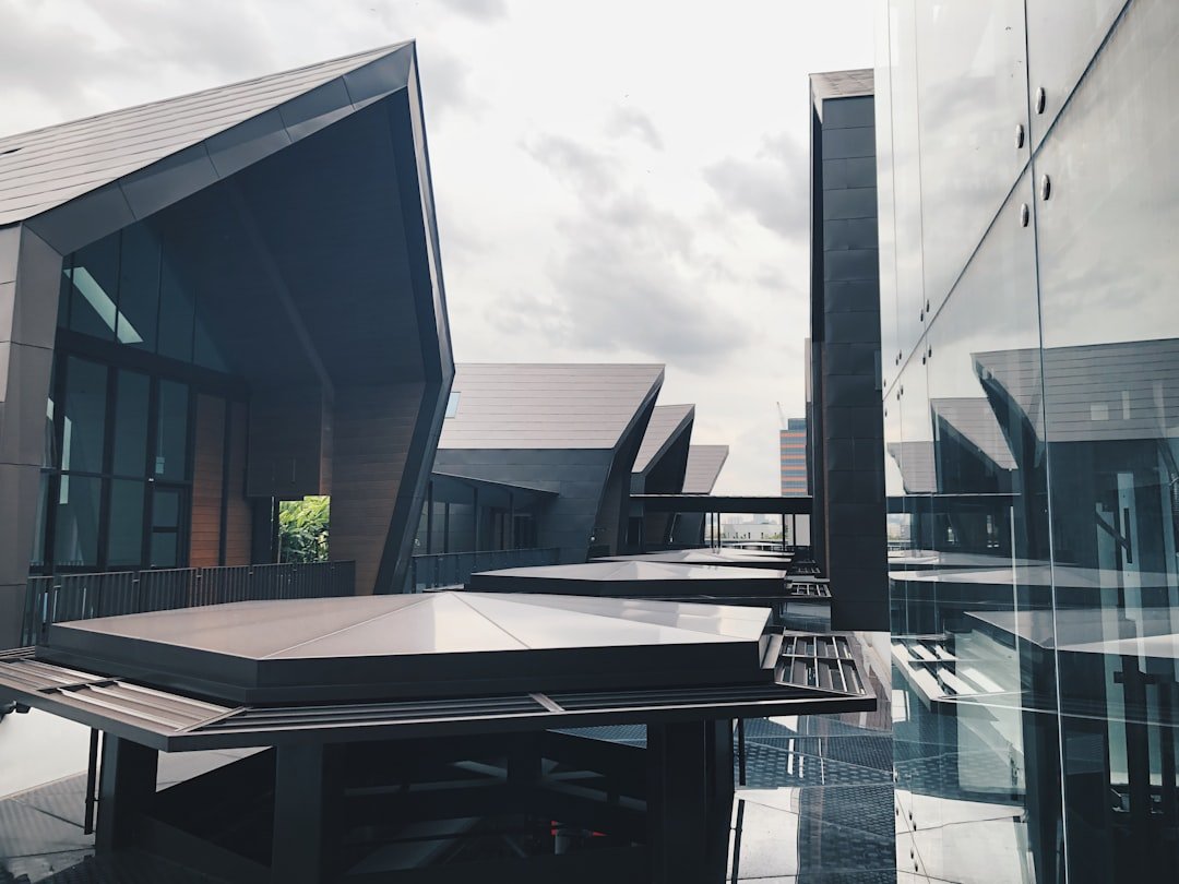 Backend Engineer salary in Singapore - Photo by Eldines Hoo on Unsplash