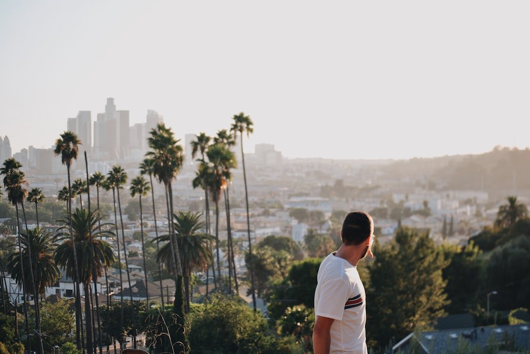 Junior Software Engineer salary in Los Angeles - Photo by Joel Mott on Unsplash
